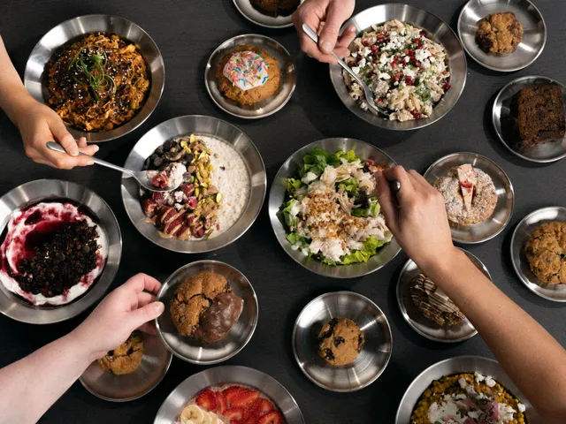 FOOD AT HQ 7 R57647